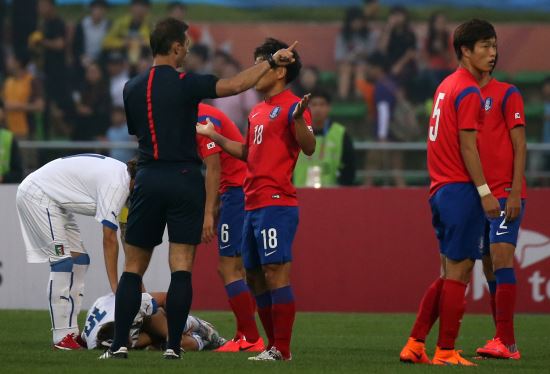 [광주U대회] 남자 축구 금메달 험난… 전반전 한국 0 : 2 이탈리아  