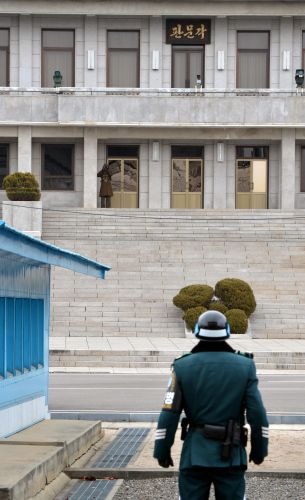 구조된 북한 선원 2명 오늘 북으로…송환 거부한 선원 3명은 판문점 안가  