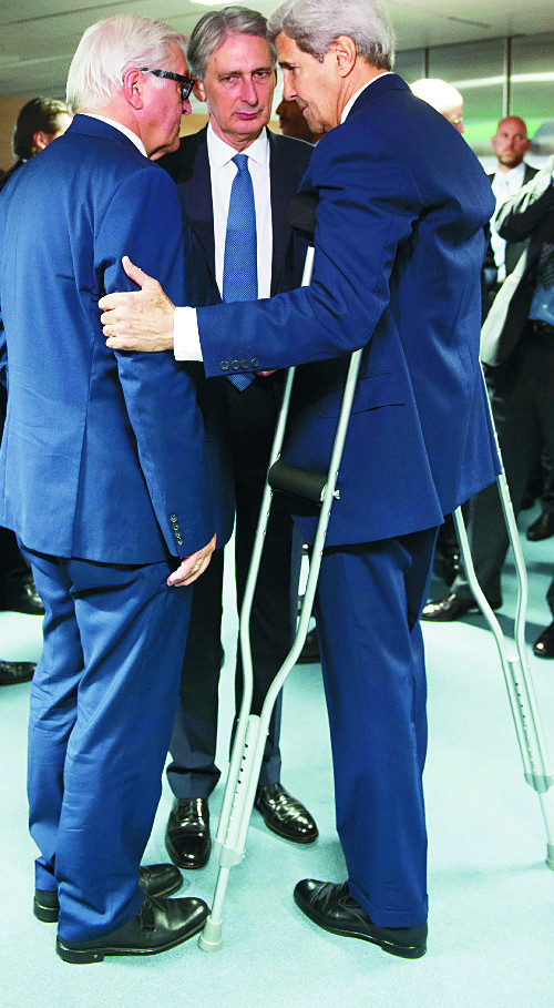 [포토] 목발 짚은 존 케리  