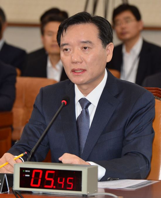 법무장관 “검찰, 해킹의혹 수사 착수 여부 면밀히 검토”  