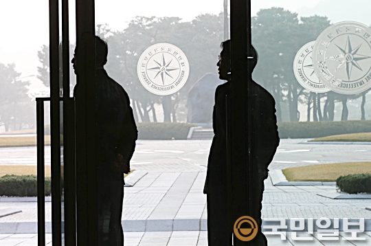 숨진 국정원 직원 가족, 유서 공개 극구 반대… “왜?”  