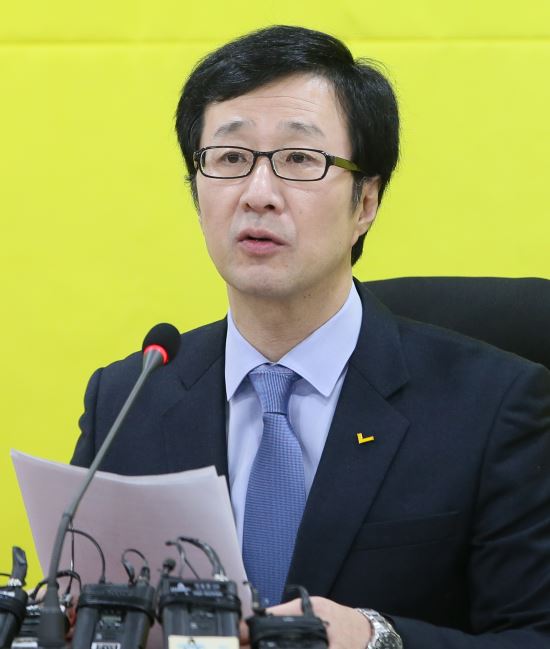“찬바람 불때 진로 고민하겠다” 천호선, 전 정의당 대표 박수 받으며 떠나다  