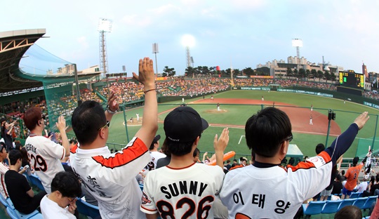 ‘청주구장 리모델링’ 한화·청주시 협상 돌입…엇갈린 팬 반응  
