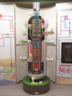 [原電 우리에게 무엇인가] 美서 연구용 원자로 도입 50년 만에 原電 수출국 대열 기사의 사진