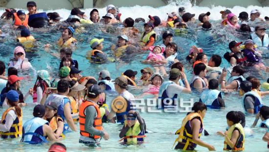 부산, 올해 최고 피서객 갱신… ‘태풍이 웬 말’  