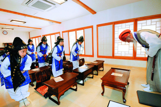 [포토]  ‘여름방학 서당교실’ 예절 교육받는 어린이들  
