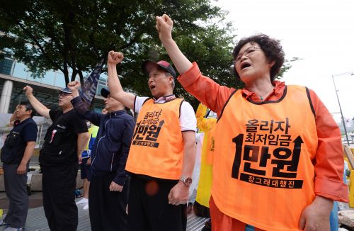 韓 노동자 7명 중 1명은 최저임금…OECD국가 중 최고  