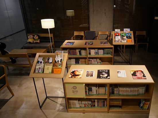 영화도 보고 만화도 읽고 극장에 만화방이 생겼다! 메가박스 코엑스점 ‘계단아래 만화방’ 8월 1일 오픈  