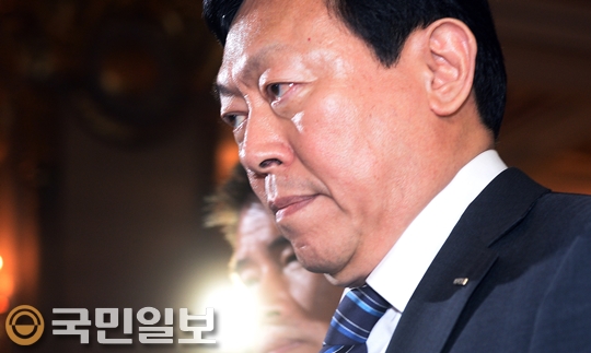 차남의 반격… 신동빈 “해임지시서 법적 효력 없다” 마이웨이 행보  