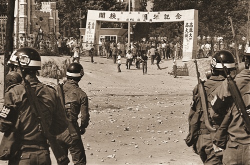 일본인 눈으로 한국 격동의 반세기 앵글 속에 담다… 구와바라 시세이, 사진전집 ‘격동 한국 50년’ 펴내  