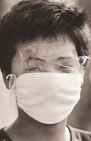 일본인 눈으로 한국 격동의 반세기 앵글 속에 담다… 구와바라 시세이, 사진전집 ‘격동 한국 50년’ 펴내  
