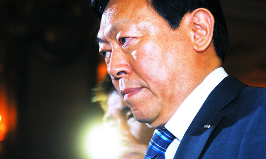 신동빈 “해임지시서 법적 효력 없다”…  차남의 반격 ‘마이웨이’ 행보  