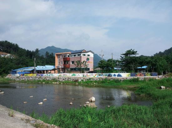 가평 행복학습마을에 100m 이야기가 있는 벽화 탄생  