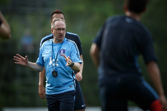 한중일 남자 축구 대표팀 감독의 3색 표정  