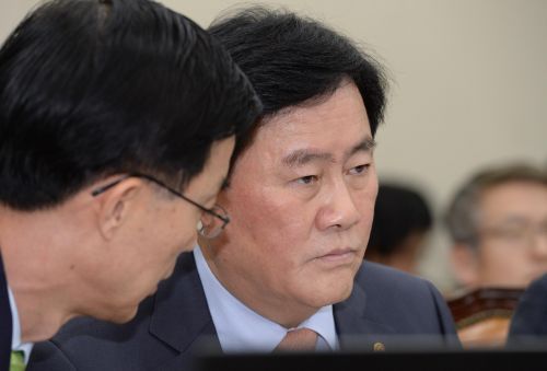 최경환 “공공기관, 이달 내 임금피크제 노사합의 이끌어야”  