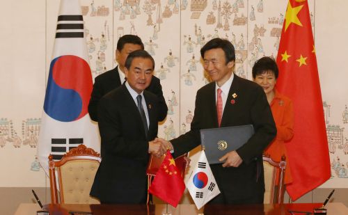 한중 외교장관 “한반도 정세변화 가능성 주목, 상황악화 방지 조율키로”  