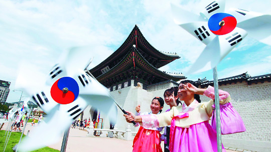 [포토] 바람개비 태극기 배경으로 ‘한 컷’  