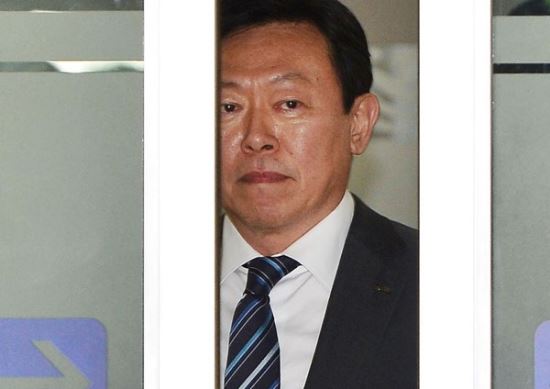 신동빈, 롯데 핵심지분 日 L투자회사도 ‘장악‘… 대표이사 등재 확인  