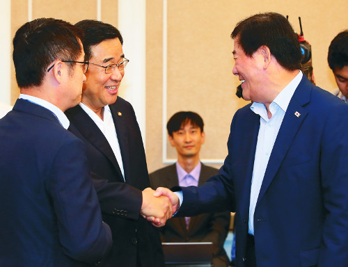 [포토] 손 맞잡은 당정  