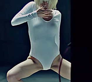 [영상] 너무 파인 수영복 심하다…SM걸그룹 출신 ‘시끌’  