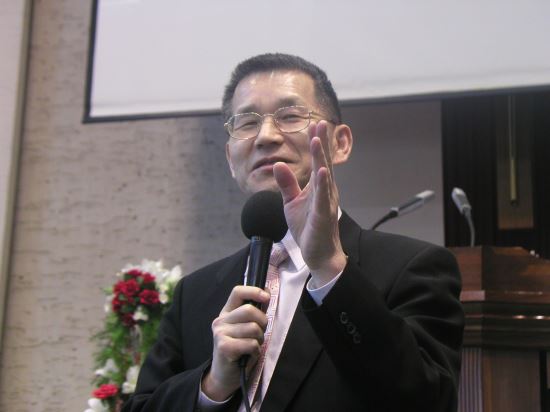 홍순영 신덕교회 원로 목사 교회에 주택 헌납  