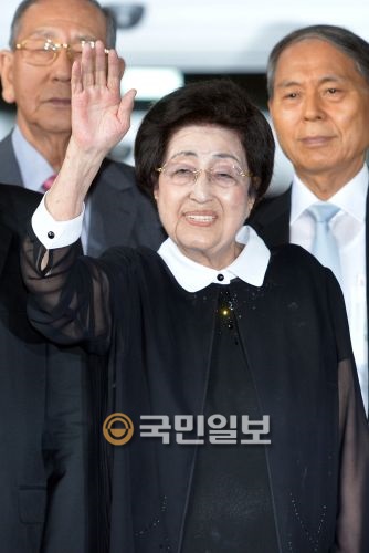 3박4일 방북 일정 마치고 돌아온 이희호 여사  