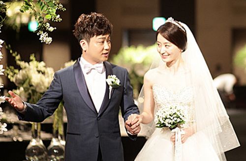 박현빈，4살 연하 연인과 화촉 “첫만남서 입맞춤”  