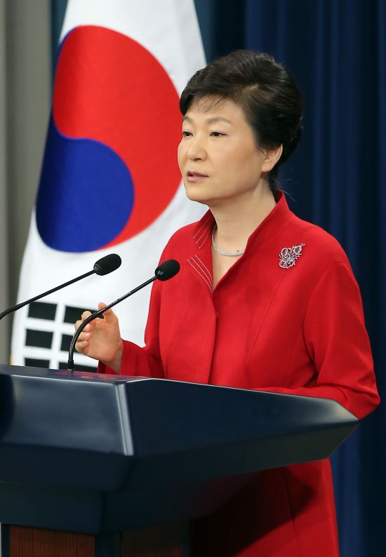 靑“朴대통령, 中전승절 행사 참석 신중 검토”  