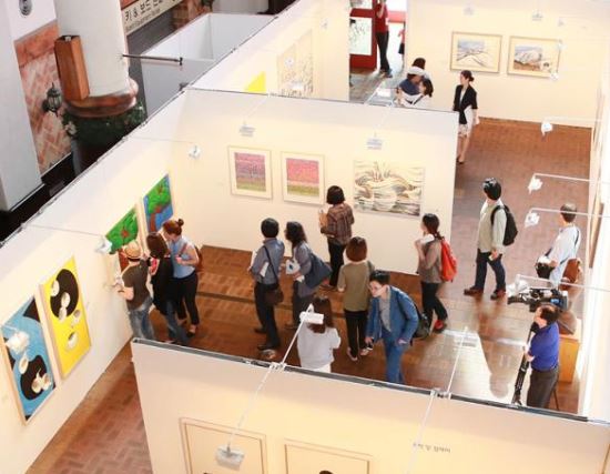 ‘찾아가는 2015평창비엔날레’ 본격 가동 저명 인사들과 가족 단위 관람객들 피서 겸 미술 감상 줄이어  