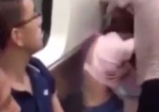 [영상] 중국 지하철 파이터녀 논란, 옷까지 벗겨가며…  