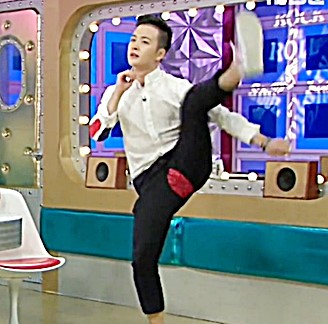 심하게 찢긴 바지 속 ‘빨간팬티’… 김혜성 예능 열정  