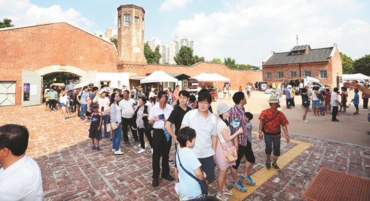 [포토] 서대문형무소 시민들로 북적  
