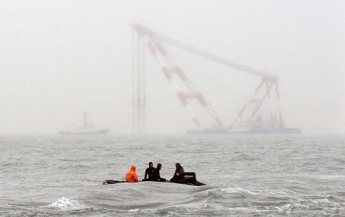 세월호 인양 중국 작업선 도착… 17일 현장조사 시작  