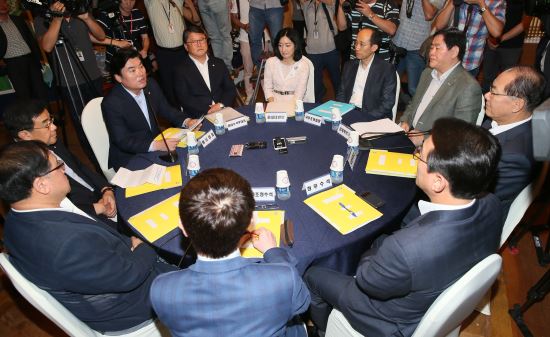 “청년 실업률 사상 최고” 원유철 “서비스·관광 레저, 해외 일자리 늘려야”  