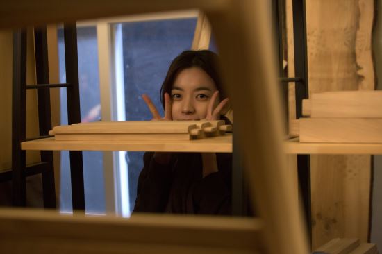 카메라 밖의 한효주 사랑스럽고 깜찍한 애교에 현장 후끈 화기애애 비하인드 컷 공개  