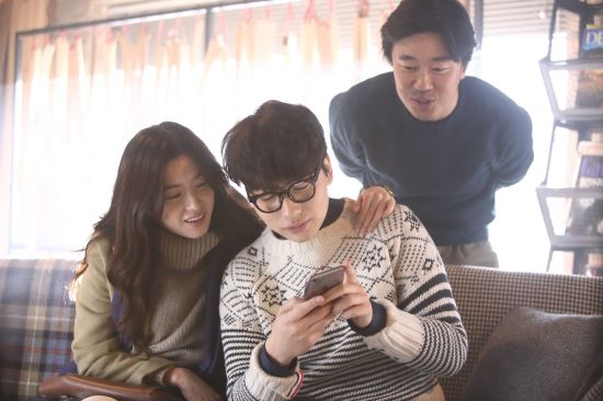 카메라 밖의 한효주 사랑스럽고 깜찍한 애교에 현장 후끈 화기애애 비하인드 컷 공개  