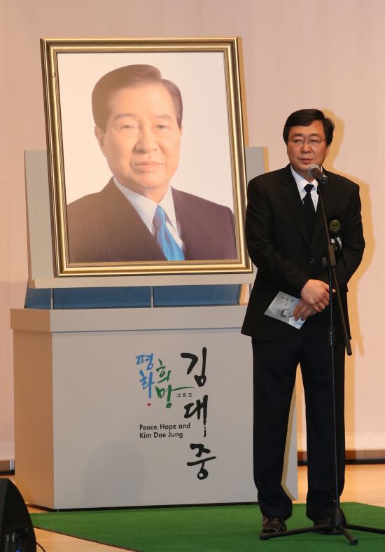 “김대중 전 대통령 경륜 그립다” 문재인 “통일의 문을 연 대통령”  