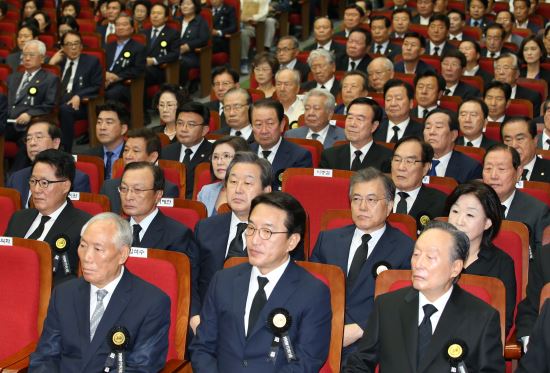 DJ적통 계승 자처 야권 총출동...김대중 전 대통령 서거 6주기 추도식 긴장감  