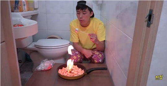 [영상] “장작대신 써도 되겠다” 유투브 인기채널서 새우과자에 불 붙여  