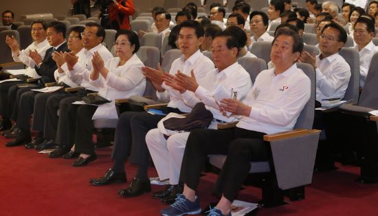 與, 이틀째 연찬회…정기국회·총선 전략 점검  