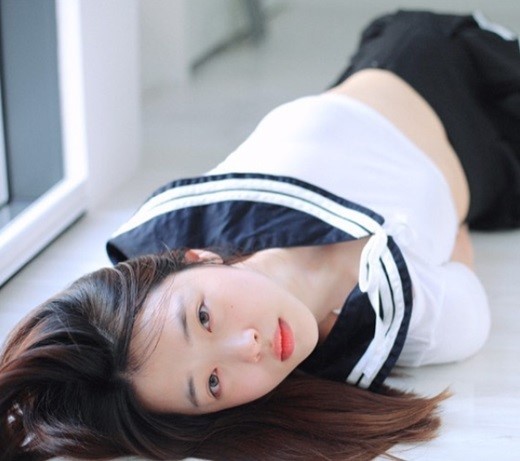 ‘청순한데 도발적이야…’ 설리 세일러복 입고 묘하게 응시  