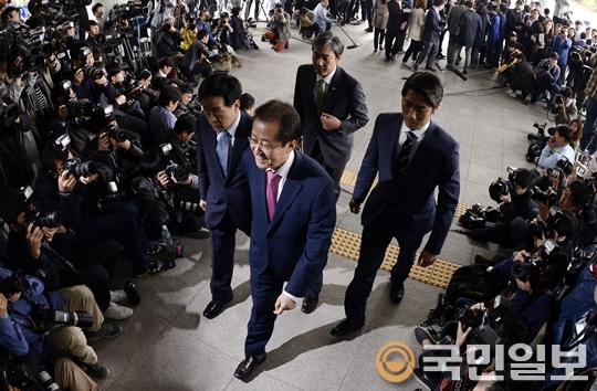 검찰, 홍준표 금품수수 시점 ‘6월 11~30일’로 특정  