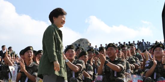 “애국심으로 뭉친 강한 군대” 朴대통령 “전역 연기 장병, 국민 모두 크게 감동”  