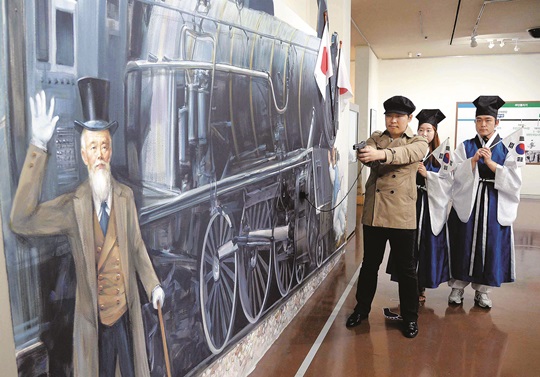 [포토] 안중근 의사, 이토 히로부미 저격 재연  