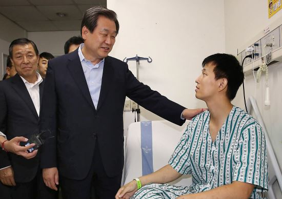 “당신들이 국민 영웅입니다” 김무성, 北지뢰도발 부상 장병 위로 방문  