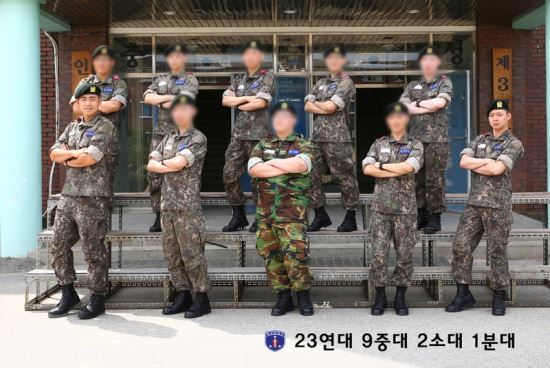 “와, 역시 연예인은 다르네” 박유천 군복 입어도 눈에 띠는 얼굴과 비율  
