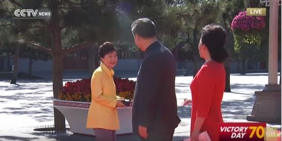“저기, 사진 찍고 가셔야죠” 박근혜 대통령, 시진핑 영접 영상  