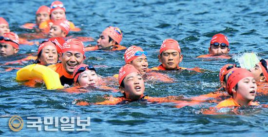 한강 물살을 온몸으로 가르며  