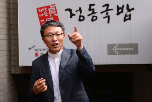 봉사와 신앙생활 결합한 교회 ‘국밥집교회’ 개척한 김한승 성공회 신부  