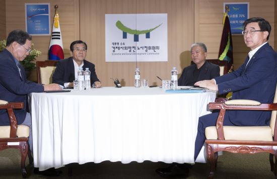 “노사정 대타협?...갈길이 먼 합의” 野 “당정 밀어붙이기 입법 즉각 철회”  